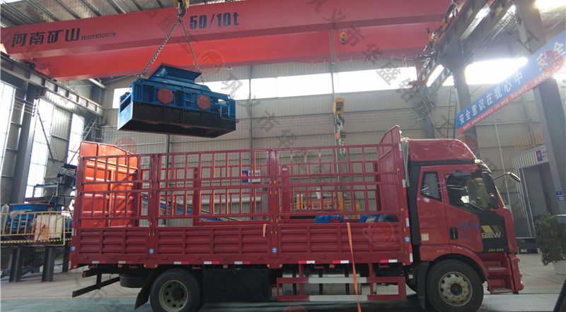 鞏義對(duì)輥破碎機(jī)廠家裝車(chē)發(fā)貨現(xiàn)場(chǎng)
